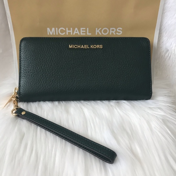 Michael Kors Handbags - New! MICHAEL KORS JET SET TRAVEL WALLET